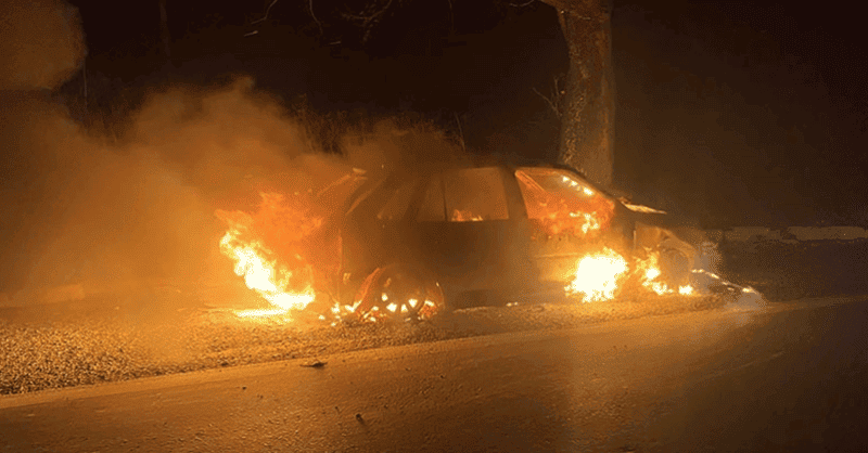O carro ficou completamente destruído