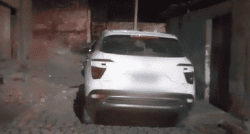Carro abandonado pelos criminosos