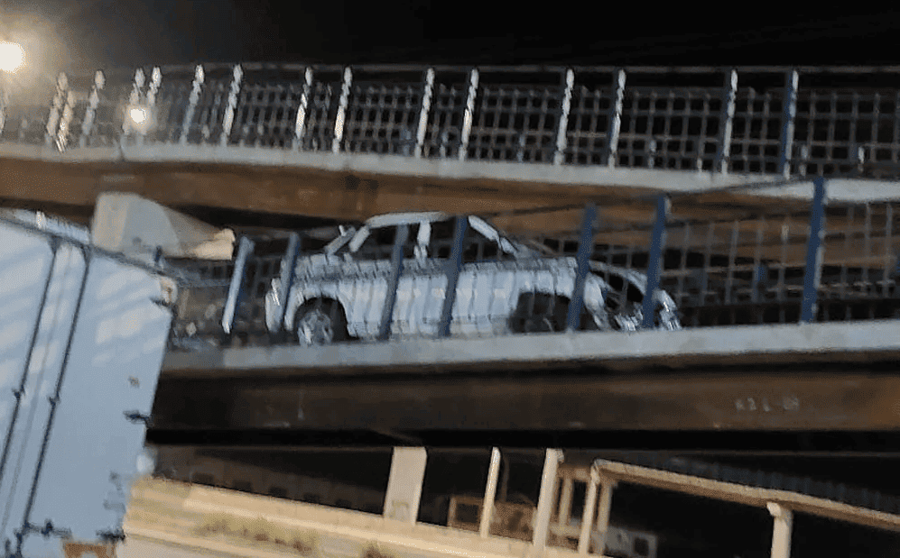 Carro invade passarela na zona Sul de Teresina