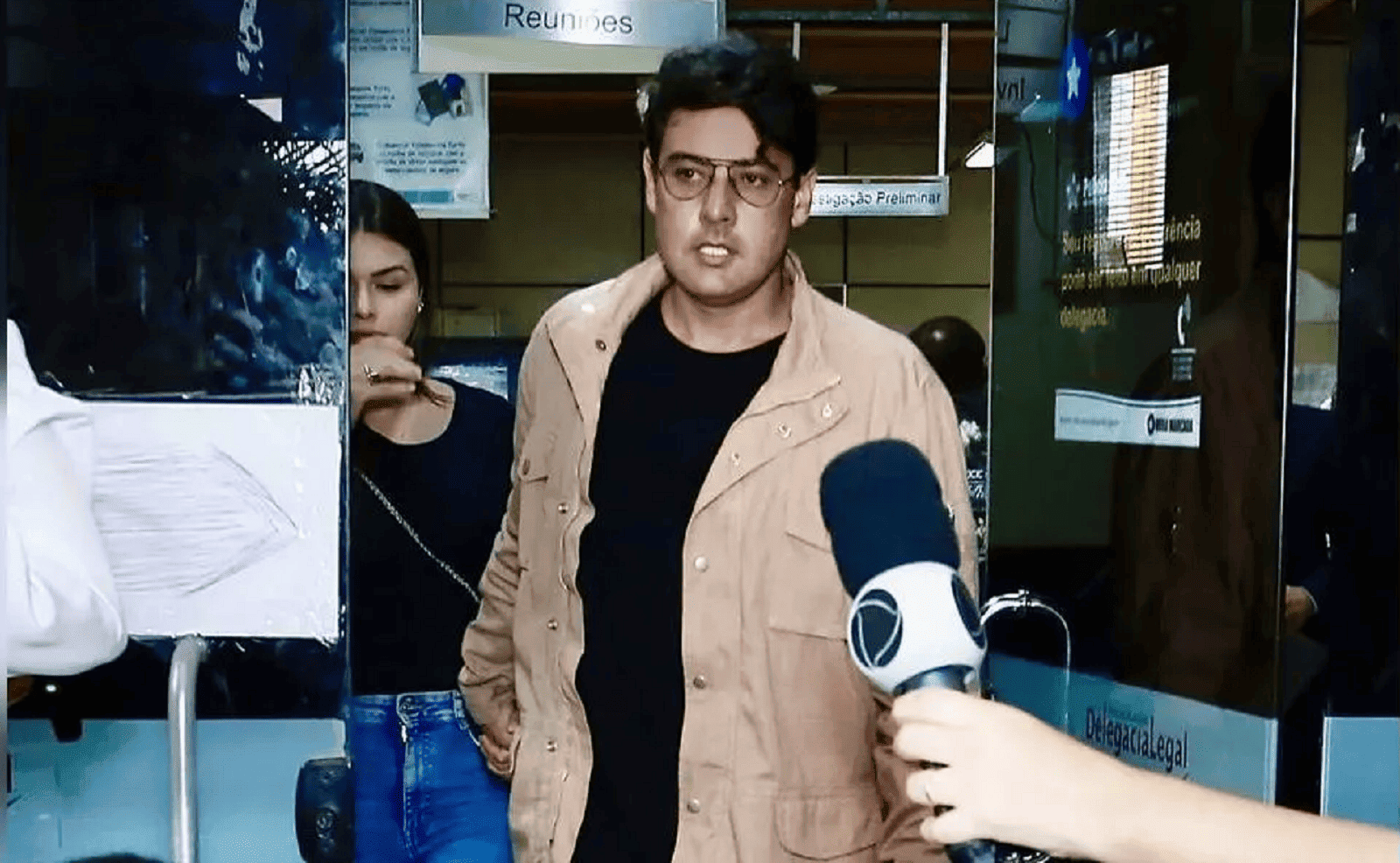 Apresentador Bruno De Luca em entrevista à TV