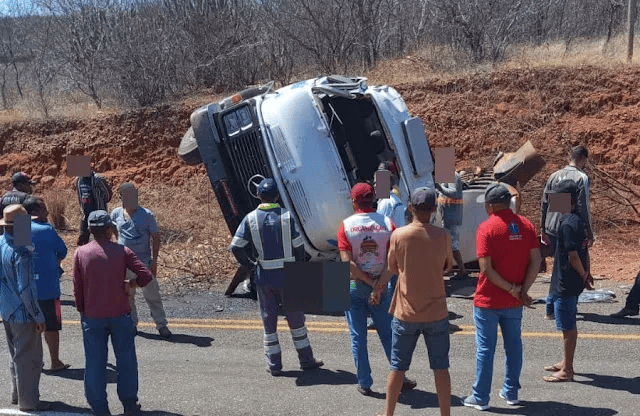 O caminhão tombou  entre Jacobina do Piauí e Conceição do Canindé