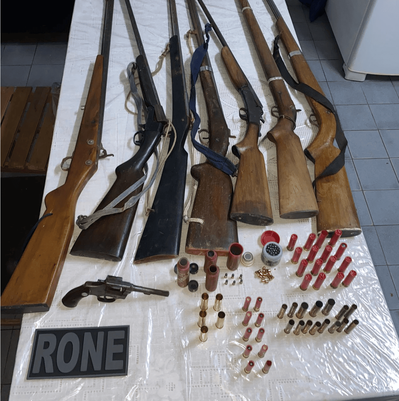 Armamento encontrado com o suspeito