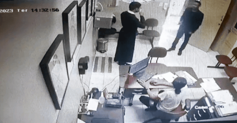 Um padre e a secretária da paróquia estavam no local no momento do assalto