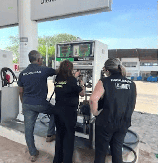 Equipe do Procon durante fiscalização aos postos de combustíveis
