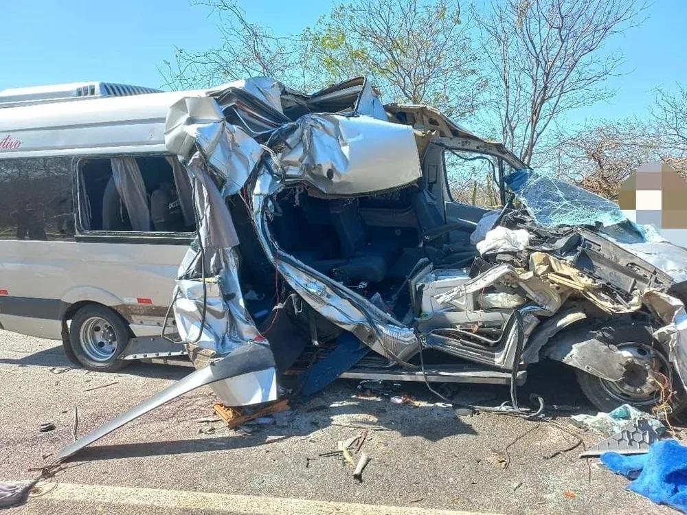 Van que transportava os piauienses ficou bastante avariada após a colisão