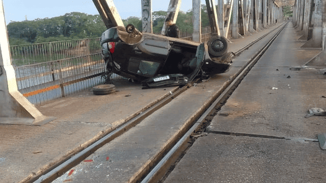 Carro de passeio capota na ponte Metálica