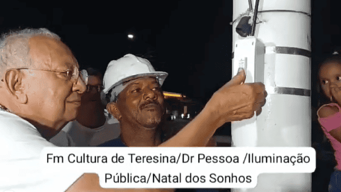 Dr Pessoa acendendo luzes de Natal de Teresina