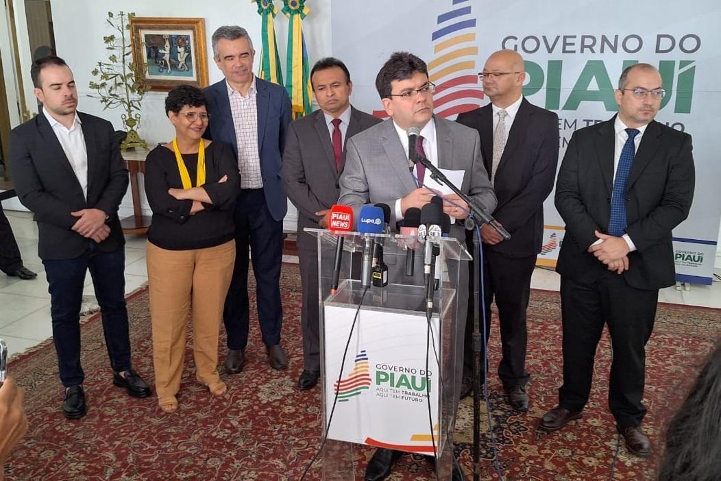 Rafael Fonteles comunicou sua viagem à imprensa durante solenidade no Palácio de Karnak