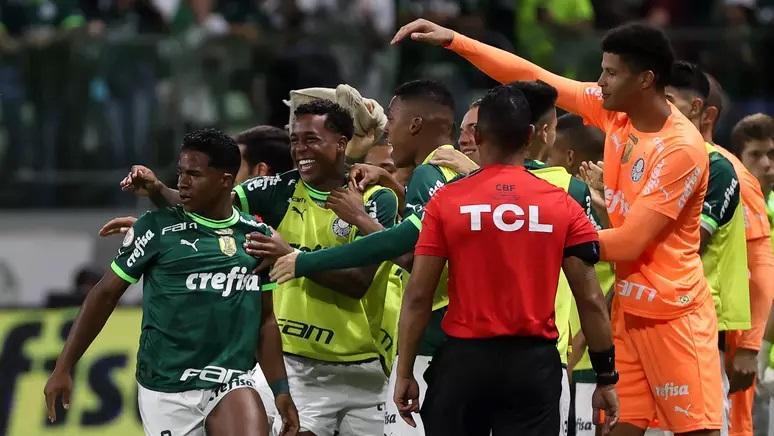 Jogadores comemoram o gol de Endrick no Verdão