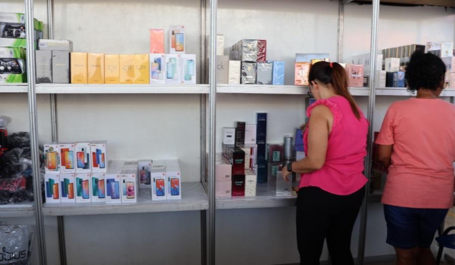 Clientes comprando os produtos doados pela Receita Federal