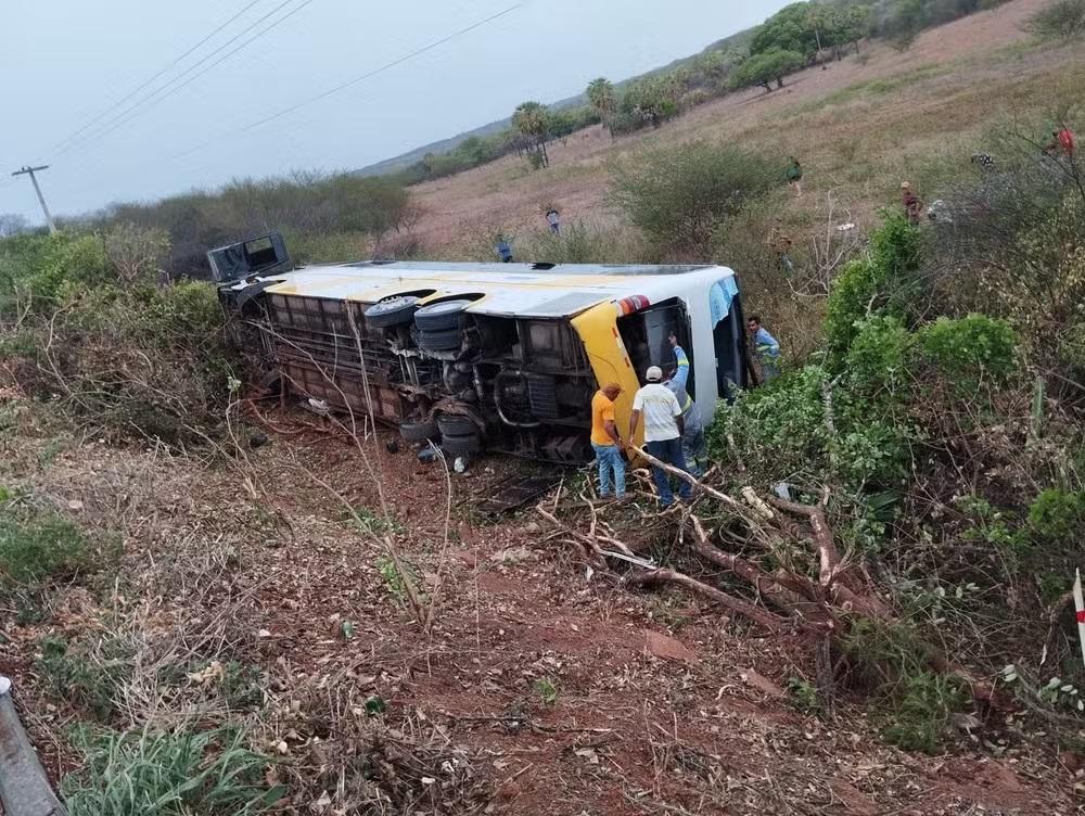 Ônibus tomba em Picos e deixa uma pessoa morta