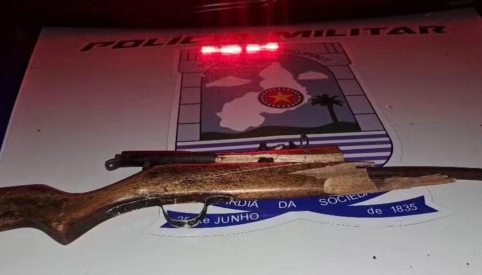 Arma apreendida com o suspeito