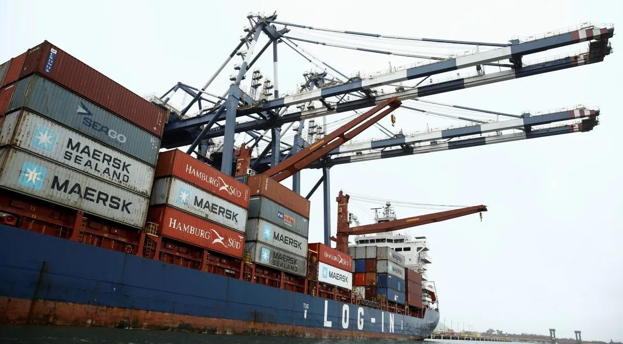 Navio recebe carregamento de contêineres em terminal do Porto de Santos, SP
