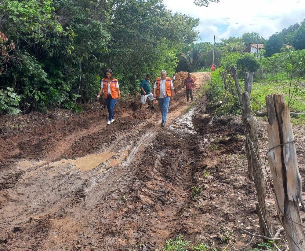 Equipes da Defesa Civil  no município de Currais
