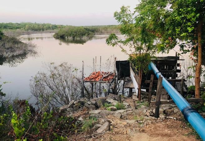 A empresa montou uma estrutura de cano com um grande motor para captar água da lagoa
