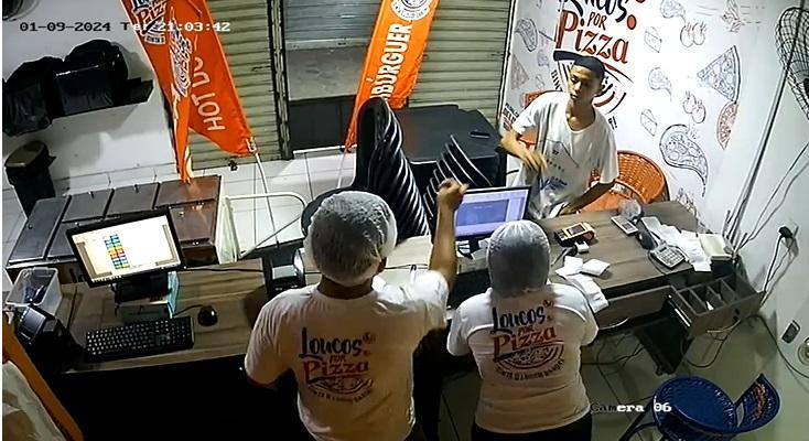 Criminoso apontou a arma para os funcionários e fugiu levando dinheiro