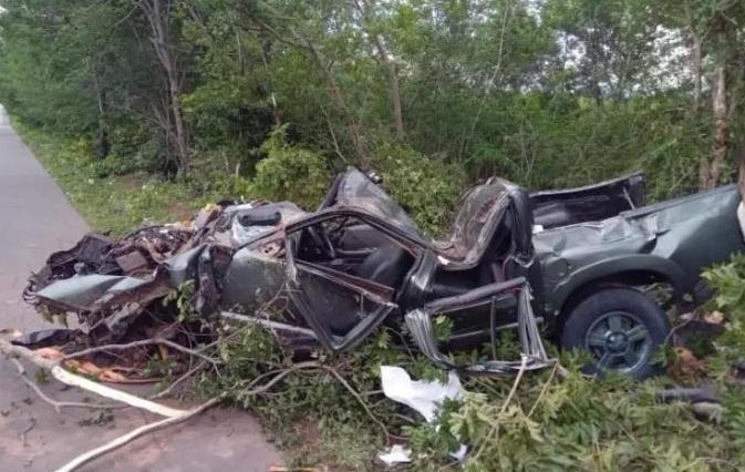 A caminhonete ficou totalmente destruída
