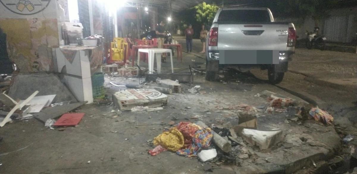 Espetaria atingida pelos veículos