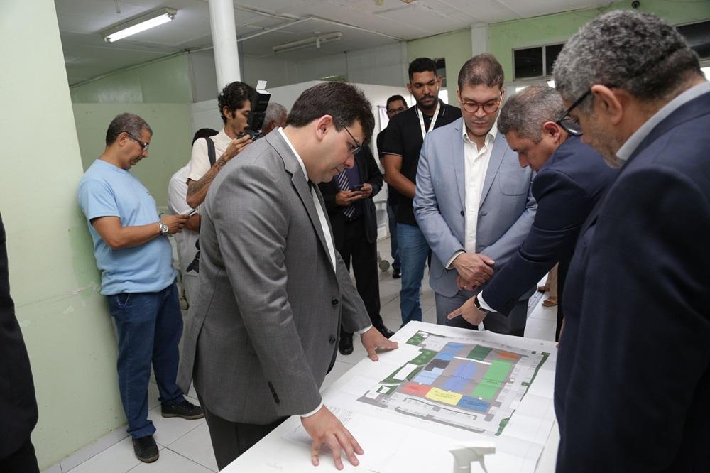 Rafael Fonteles em visita ao antigo prédio da Maternidade Dona Evangelina Rosa