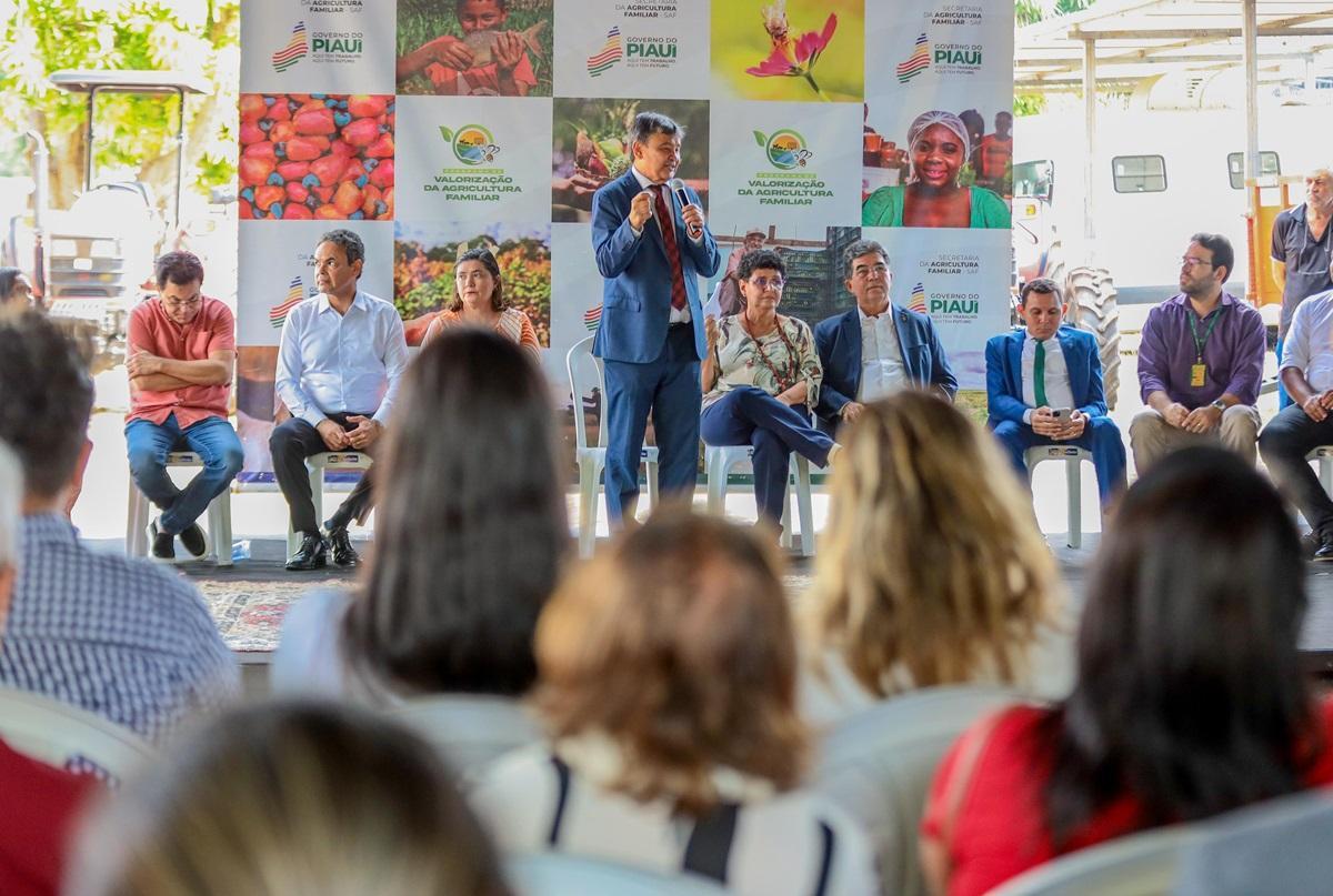 Wellington Dias discursa durante entrega de máquinas agrícolas