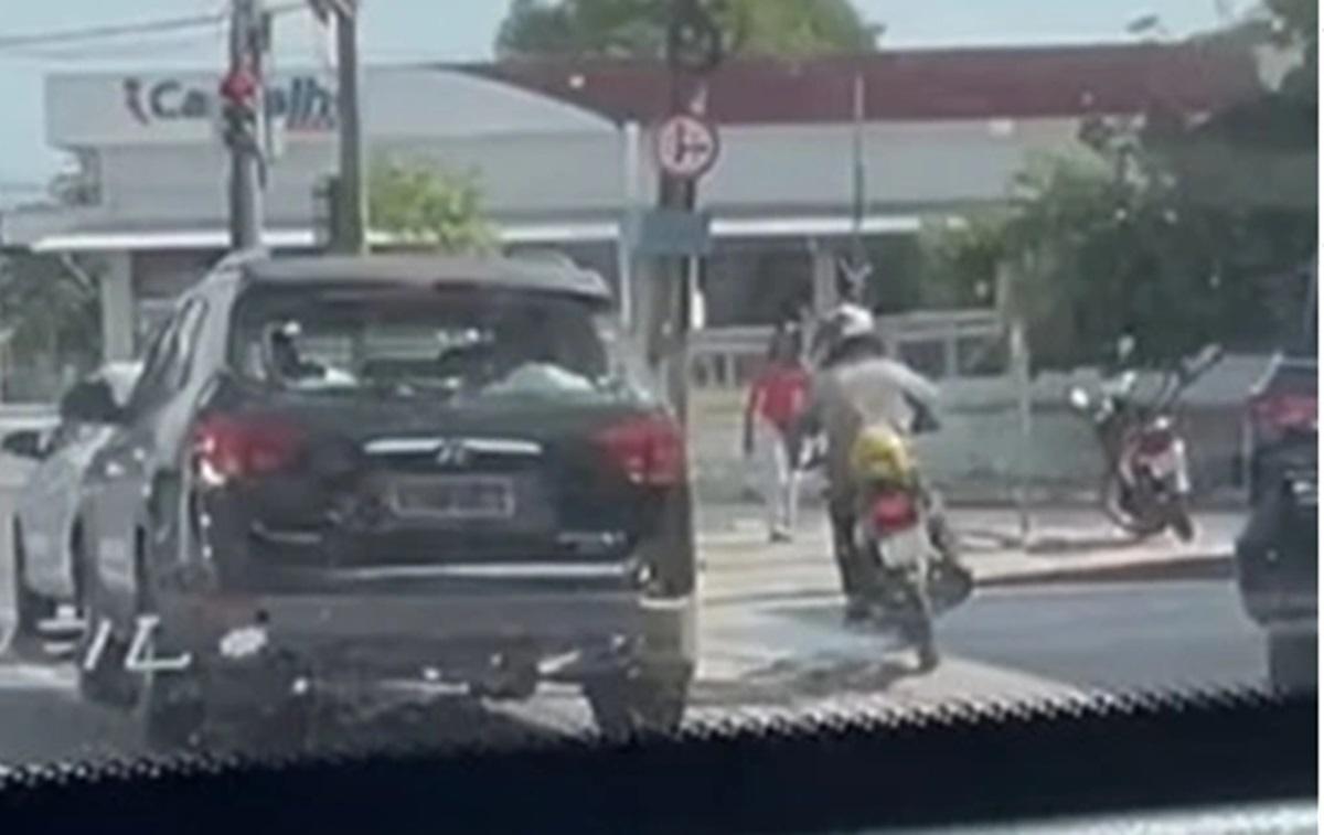 Mototaxista usou uma pedra para quebrar o vidro do veículo