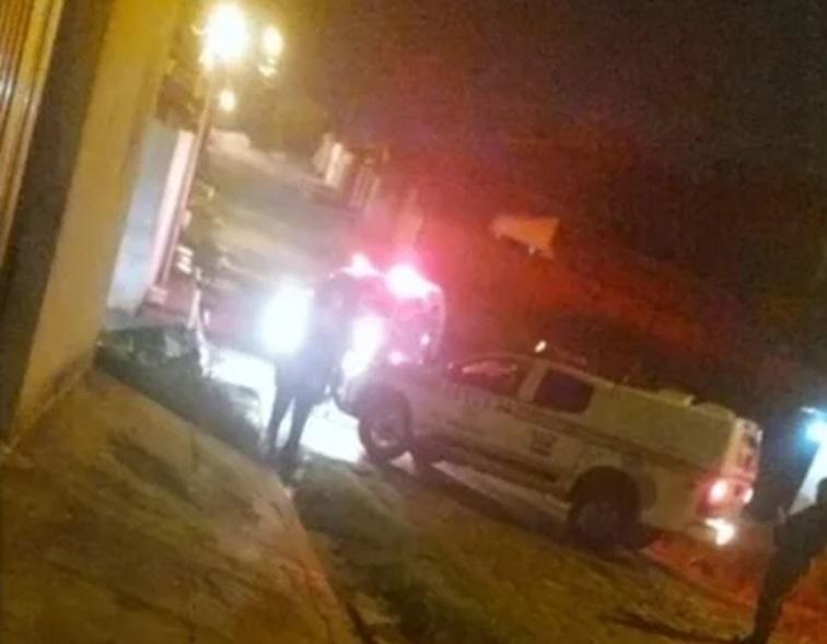 O local onde o corpo da mulher foi encontrado fica na mesma rua da casa onde três irmãos foram mortos