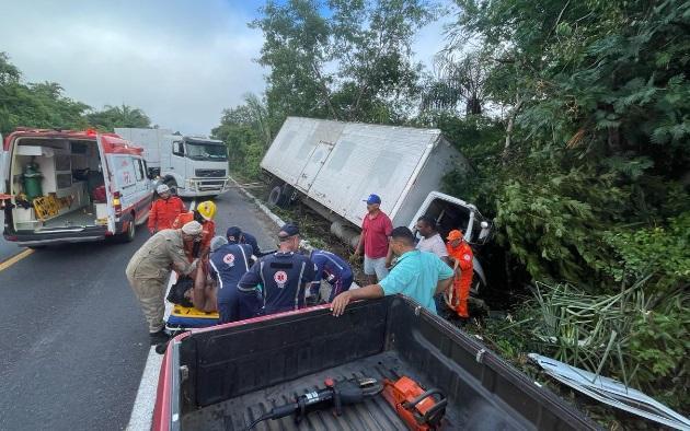 O caminhoneiro ficou com as duas pernas presas e foi resgatado pelo Corpo de Bombeiros