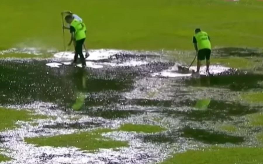 Chuva forte deixou o campo alagado e o jogo foi interrompido