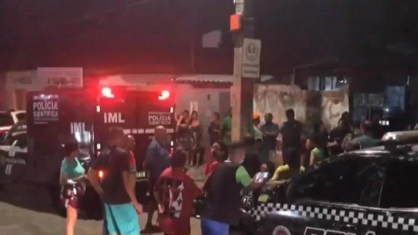 O mecânico teria subido no telhado para colher manga
