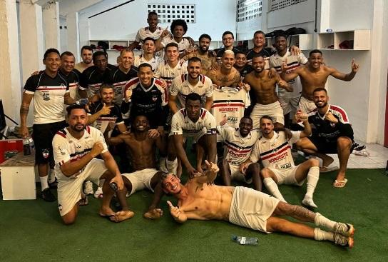 Jogadores do River comemoram a vitória sobre o Náutico