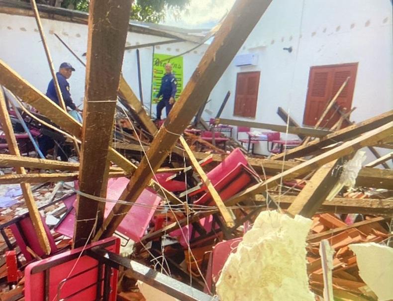 Vinte e quatro crianças estavam na sala de aula quando o teto desabou