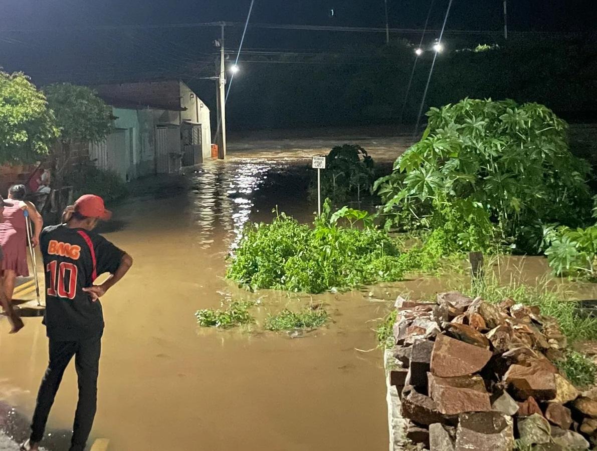 Famílias ribeirinhas tiveram de deixar suas casas