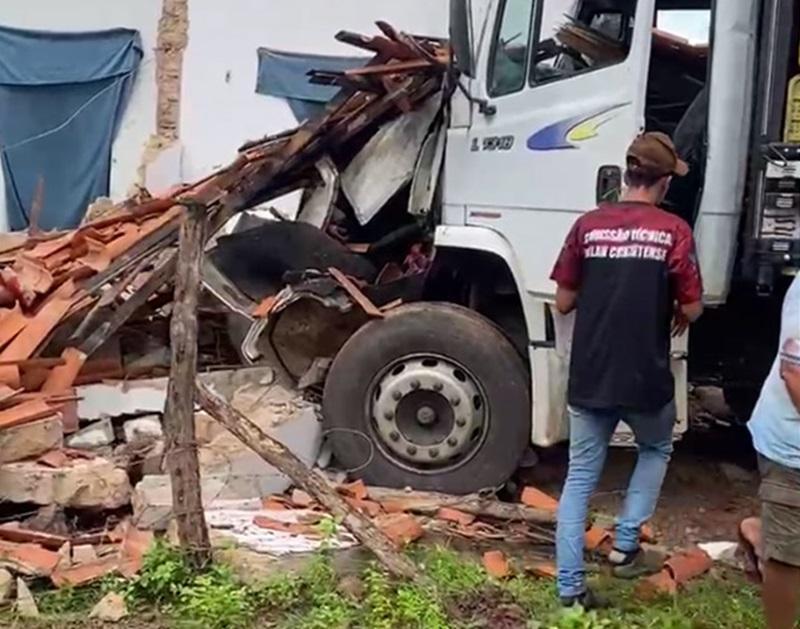 A casa ficou bastante danificada e um dos cômodos foi destruído com o forte impacto