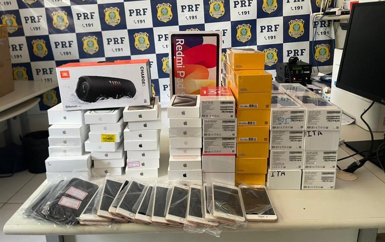 Foram apreendidos no ônibus: cocaína, 87 aparelhos eletrônicos sem nota fiscal e uma motocicleta clonada