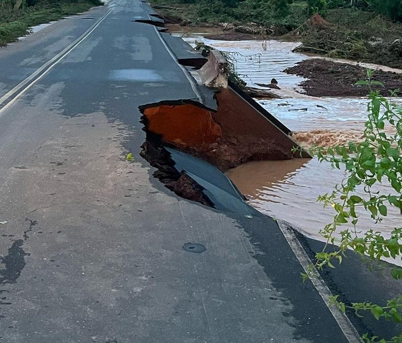 Trecho da rodovia PI-245, entre Itainópolis e Picos, cedeu com as fortes chuvas