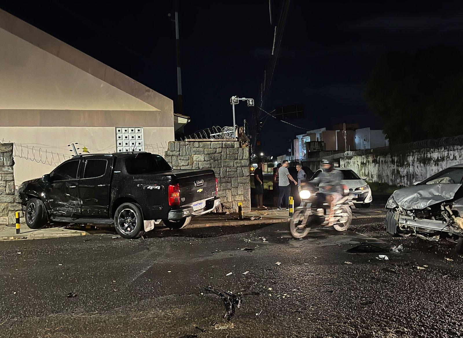 O carro Etios colidiu na traseira da S10 e em seguida a S10 bateu no muro da casa