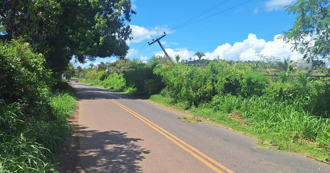 O poste está sustentado apenas pela fiação elétrica