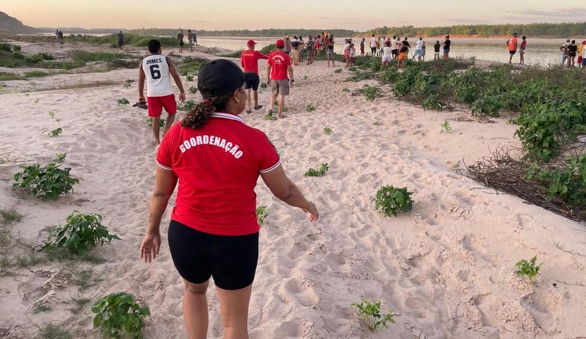 Bombeiros civis e pescadores atuam nas buscas pelas crianças desaparecidas