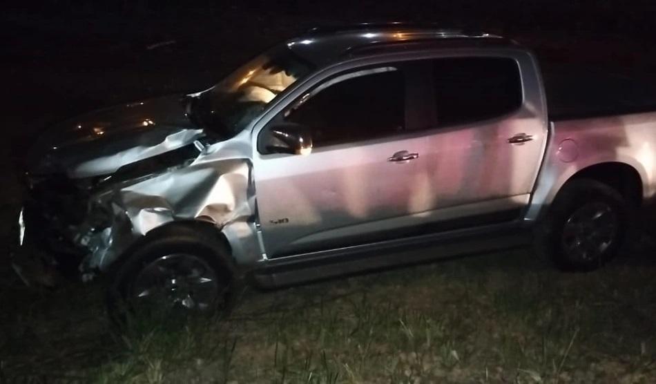 Pick-up envolvida no acidente ficou com a frente destruída
