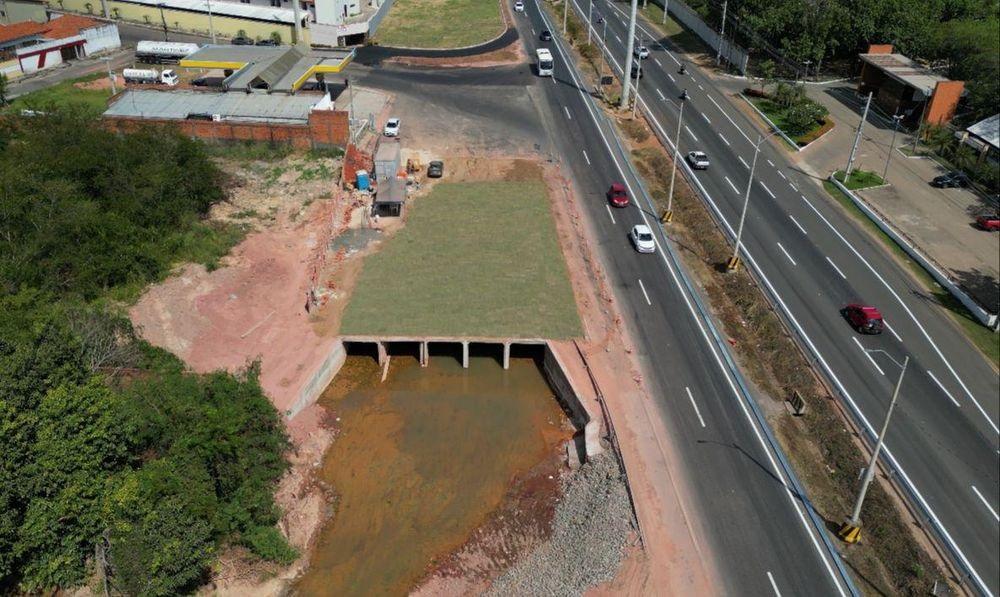 A galeria fica na margem esquerda da BR-343, no bairro Gurupi