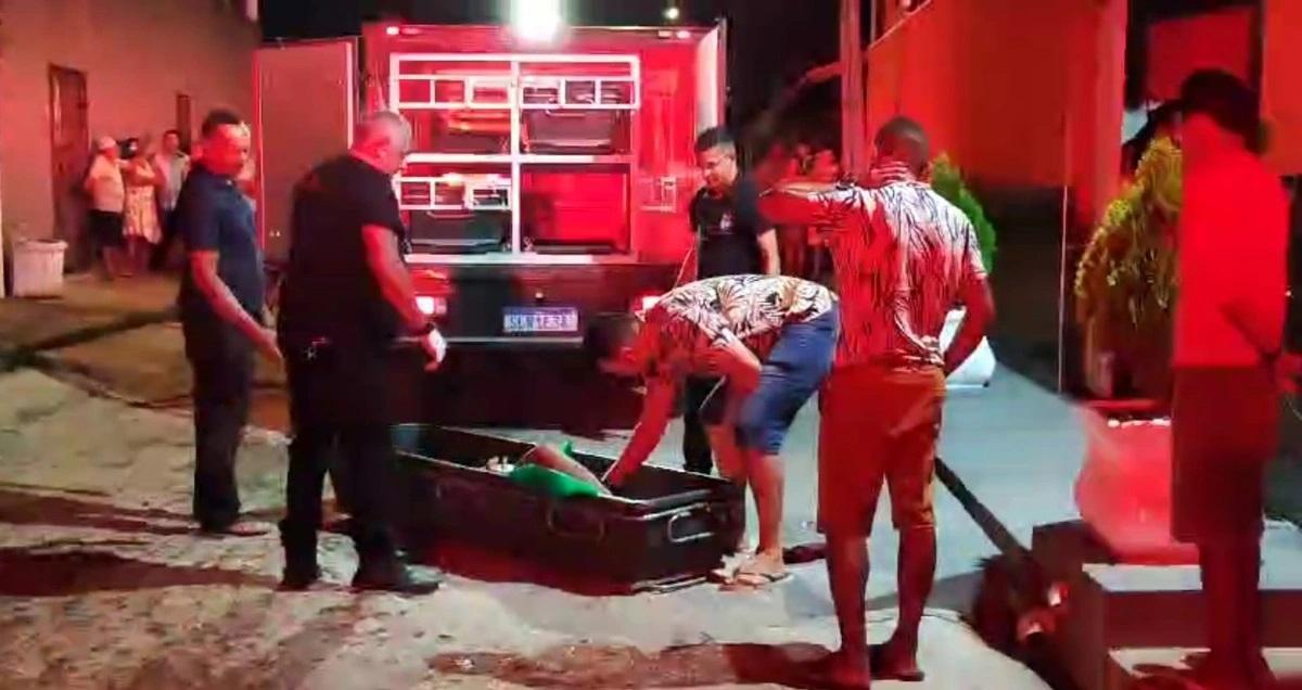 O corpo foi removido por uma equipe do Instituto de Medicina Legal (IML)