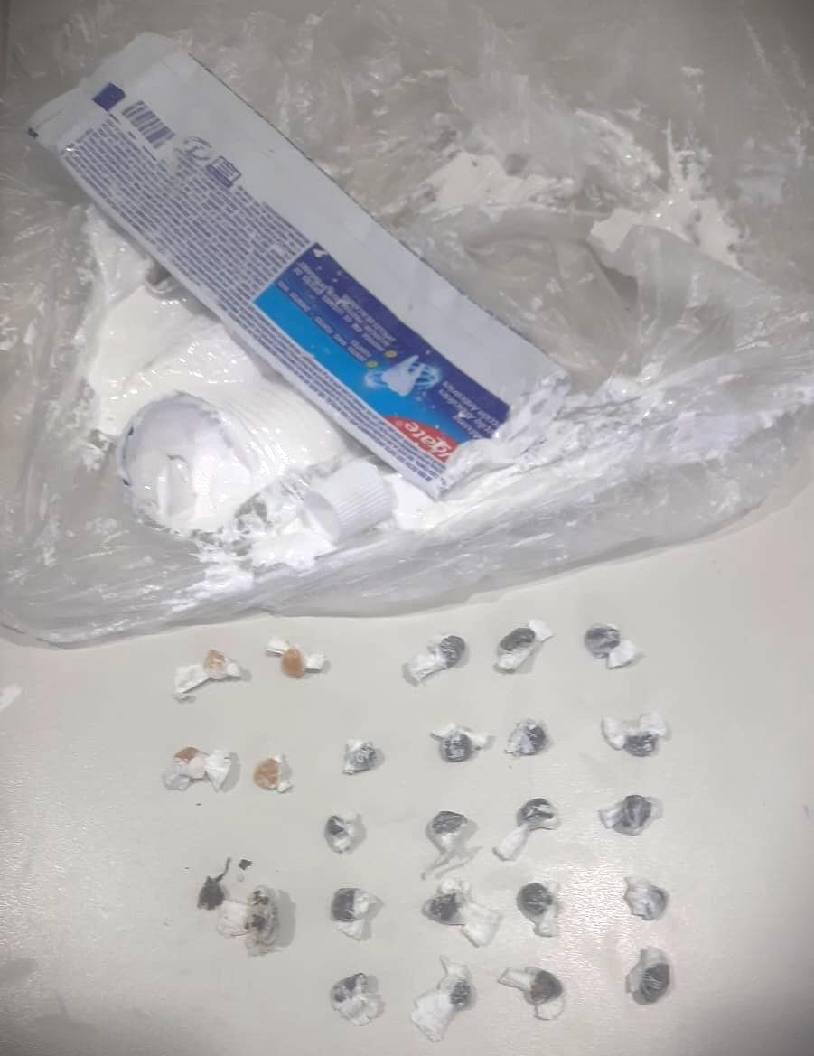 A mulher colocou os papelotes de drogas dentro do creme dental
