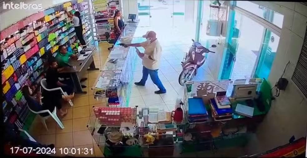 O suspeito entrou no estabelecimento e apontou a arma para o empresário, atirando seis vezes contra ele