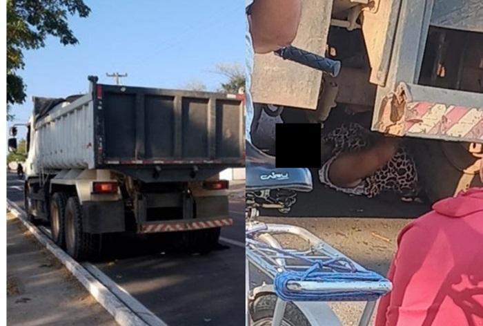 A vítima conduzia uma moto quando caiu e foi parar debaixo do caminhão