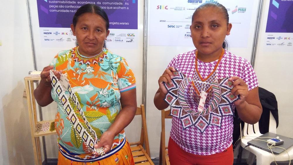 As artesãs produzem colares e pulseiras diversos, típicos dos povos originários venezuelanos