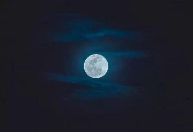 A superlua ocorre quando uma fase lunar completa se sincroniza com um ponto especialmente próximo ao redor da Terra