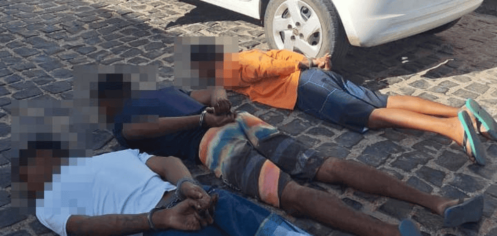 Os menores foram apreendidos em flagrante e o carro foi recuperado