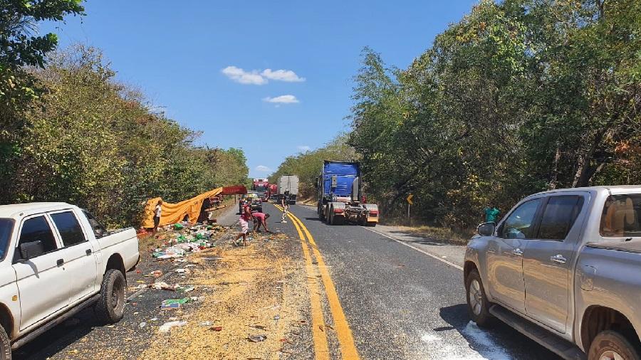 Parte da carga de um dos caminhões foi saqueada por populares