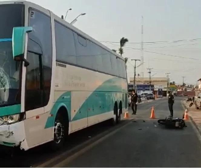 O motociclista se chocou contra o ônibus e morreu no local do acidente