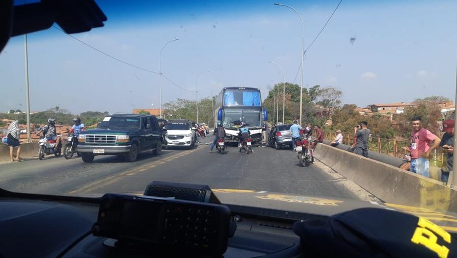 O ônibus colidiu com mais três veículos na Ponte do Tancredo Neves